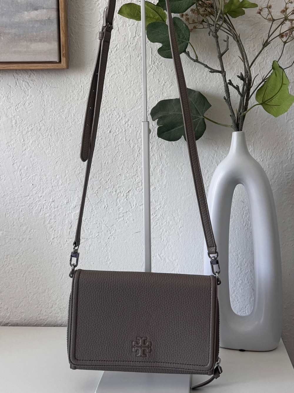 Tory Burch Thea Flat Wallet On Chain In Taupe Pebbled Leather